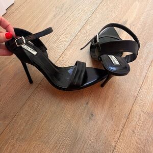 In amazing conditions only wore once at home for baby shower